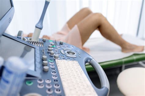 Equipo de ecografía transvaginal mostrando un embarazo incipiente