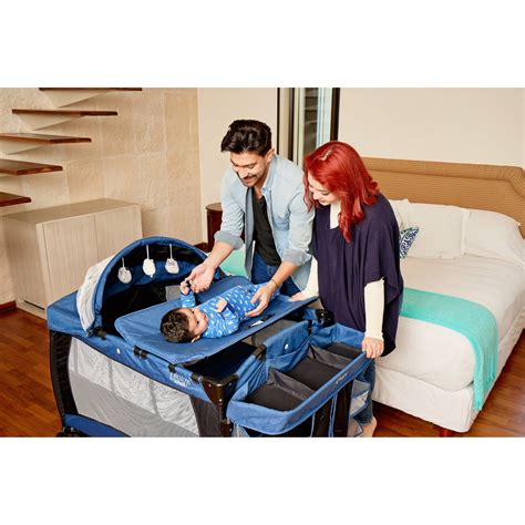 Cambiador de liberación rápida y elevador de tamaño completo en la cuna de viaje Joie MaieFair