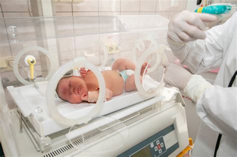 Imagen de padres visitando a su bebé en la UCI neonatal