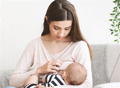 Bebé siendo amamantado exclusivamente por su madre en los primeros seis meses de vida