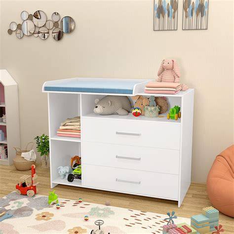 Imagen temática de cambiadores de bebé en diferentes estilos, con un enfoque en un ambiente rosa o infantil