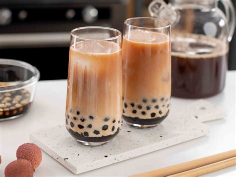 Foto de una bebida bubble tea colorida con perlas negras y pajita ancha