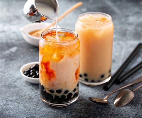 Foto de cerca de un vaso de bubble tea bien presentado con perlas y cubitos de hielo