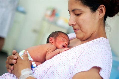 Foto de una madre con su bebé prematuro en posición canguro