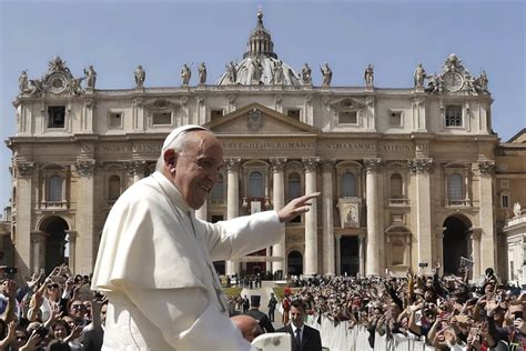 Fotografía del Papa Francisco en la Plaza de San Pedro durante una audiencia.