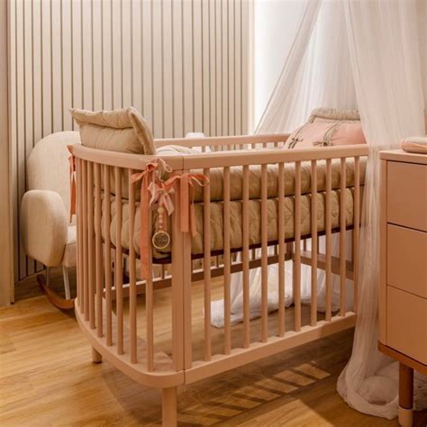 Foto de una cuna evolutiva con un bebé creciendo en ella, transformándose en cama infantil