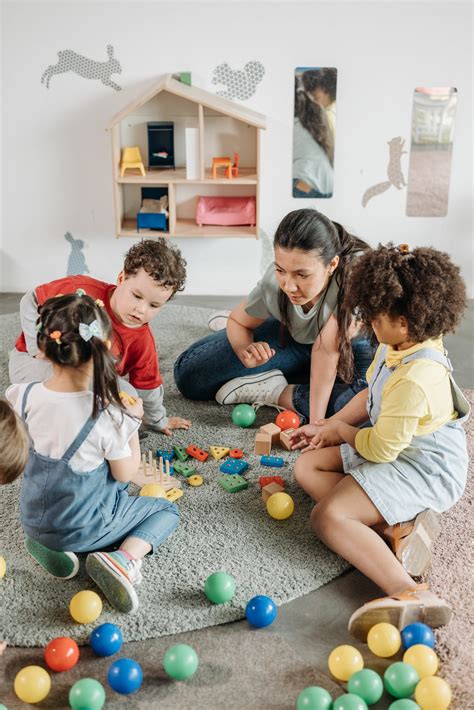 Foto temática de niños jugando y aprendiendo en un entorno de guardería