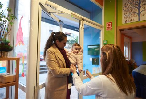 Imagen de una familia en una jornada de puertas abiertas de una guardería