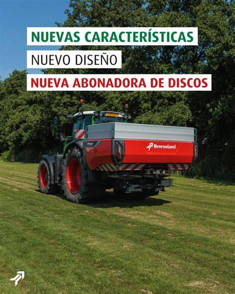 Fotografía de una abonadora de dos discos en un campo de cultivo