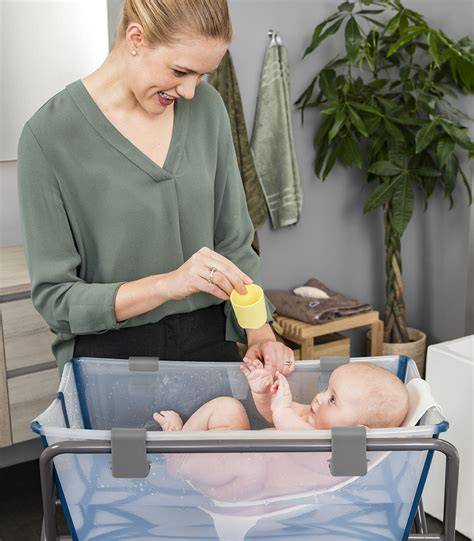 Foto de la bañera plegable Stokke Flexi Bath en uso, mostrando el tapón de drenaje.