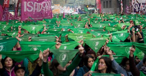 Manifestación por el derecho al aborto con pancartas verdes y moradas