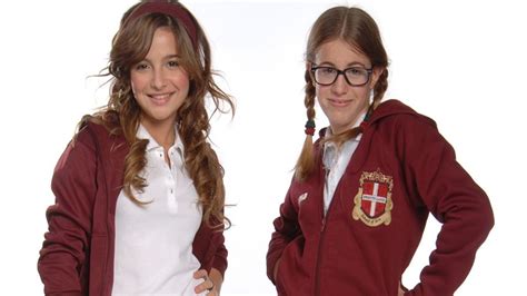 Fotografía de las protagonistas de Patito Feo, Laura Esquivel y Brenda Asnicar, en una escena de la serie.