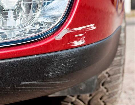 Comparativa visual: lado de la pintura del coche con la pegatina y lado sin ella, mostrando posible diferencia de color.