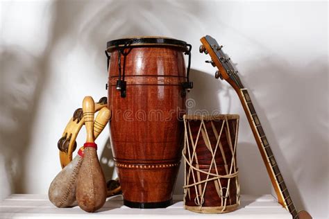instrumentos musicales tradicionales cubanos: guitarra, maracas, bongos