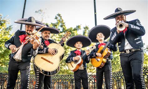 fotografía de un mariachi tocando instrumentos tradicionales mexicanos