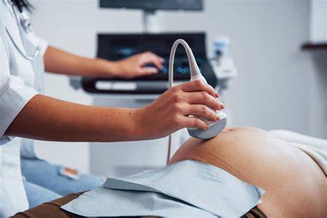 Esquema sobre la importancia de la ecografía en el seguimiento del embarazo y la monitorización fetal.