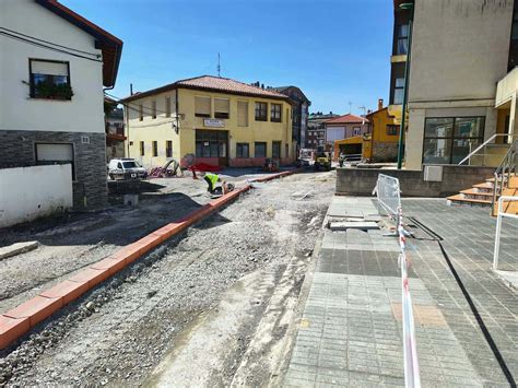 Infografía detallando las obras de reurbanización del barrio de Santa Rita, incluyendo la renovación de aceras, creación de zonas verdes y ampliación de aparcamientos.