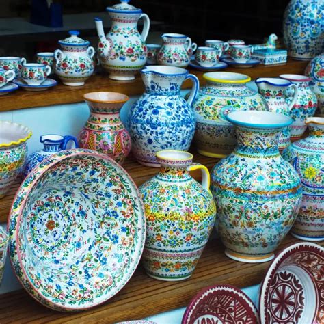 Fotografía de la cerámica tradicional de Paterna, destacando sus característicos colores azul y dorado.
