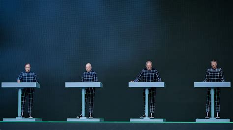 Fotografía histórica de Kraftwerk en concierto, mostrando su estética futurista.