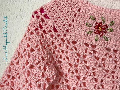 Esquema visual mostrando el saquito terminado con sus detalles de forro interior y textura de crochet