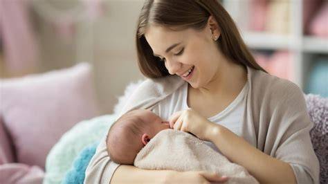fotografía temática de una madre amamantando en un entorno cotidiano y relajado