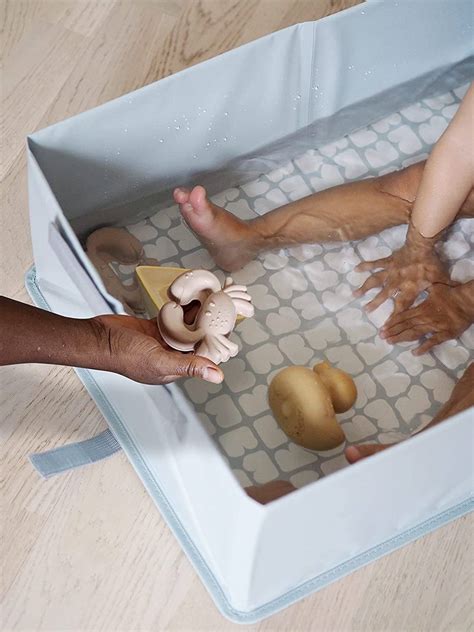 Fotografía de la bañera Béaba Caméléo Pop Up desplegada mostrando su diseño ergonómico y compacto.