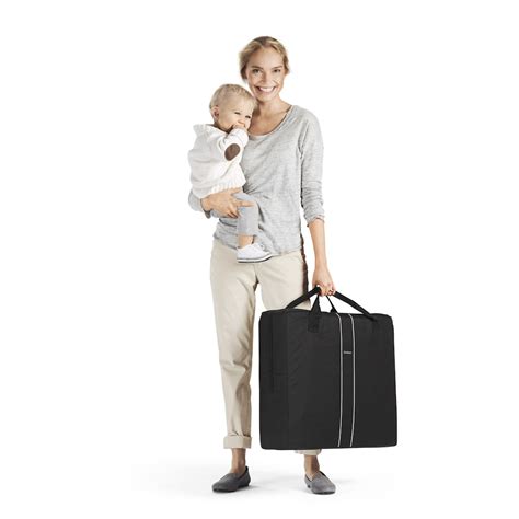 infografía que muestra la cuna Babybjörn Light desplegada y plegada en su bolsa de transporte con el peso de 6kg resaltado