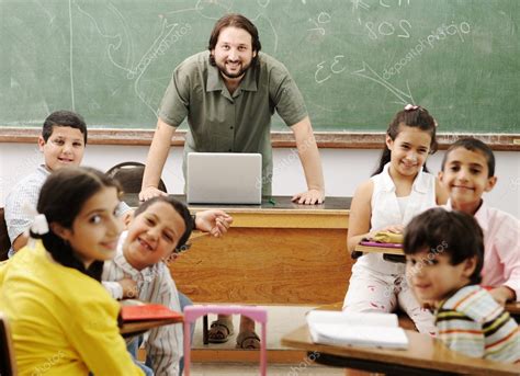 fotografía de niños interactuando en el aula