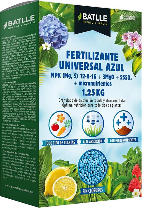 Foto de fertilizante granulado azul sobre tierra