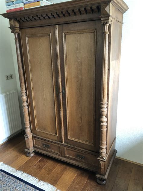 Mueble recuperado con detalles clásicos y mármol