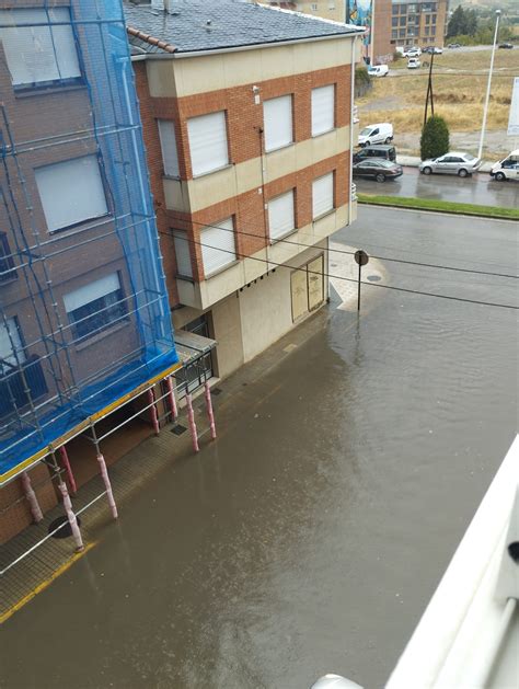Calle de Camí de Paterna inundada tras un episodio de lluvias
