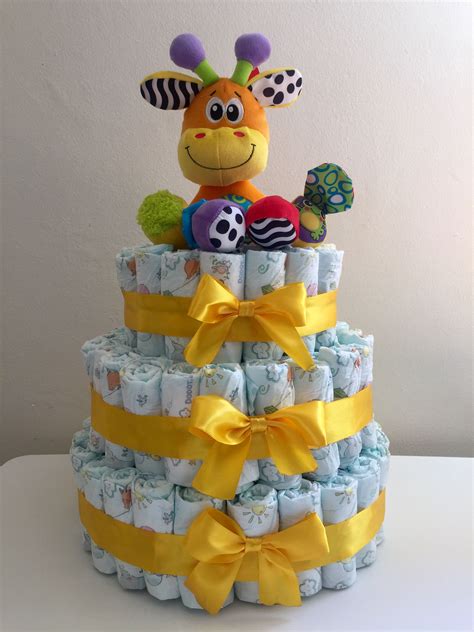 Ilustración de una tarta de pañales decorada con motivos de Harry Potter, con elementos como la snitch dorada, la bufanda de Gryffindor y varitas mágicas.