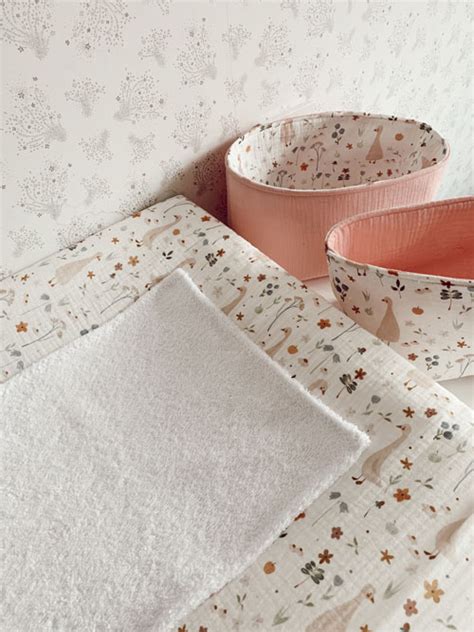 Foto de materiales para funda de cambiador DIY: tela de rizo, goma elástica, máquina de coser, tijeras e hilo
