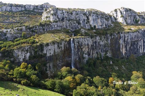 Vista panorámica de la Cascada del Asón cayendo desde un acantilado rocoso