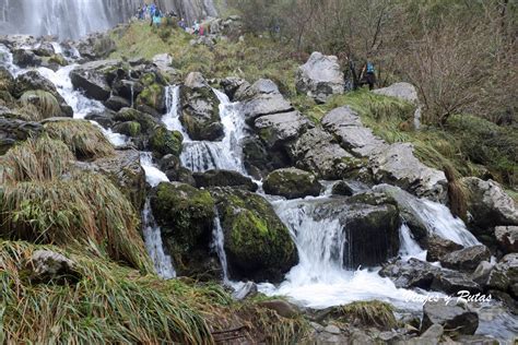 Vista desde abajo de la Cascada del Asón, con el agua pulverizándose al caer