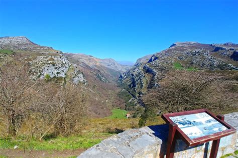 Vista desde el Mirador de los Collados del Asón hacia el valle