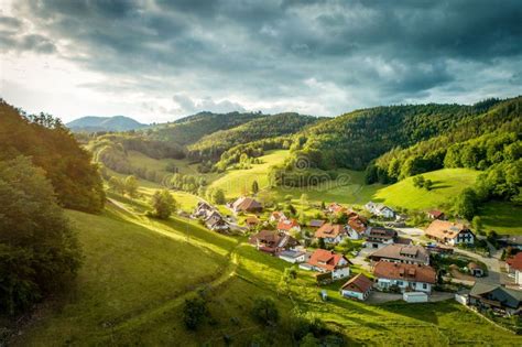 Vista de un pueblo cántabro rodeado de montañas verdes