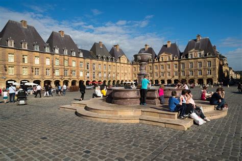 Vista aérea de la histórica Place Ducale de Charleville-Mézières con stands de un festival y multitudes