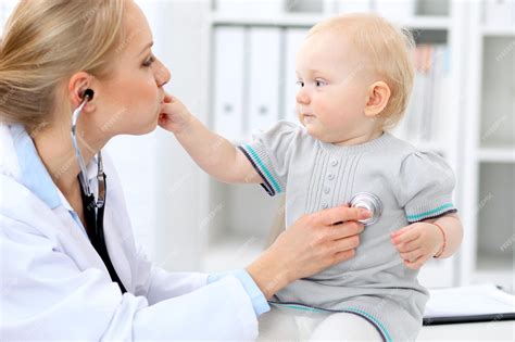 Foto de un pediatra interactuando con un niño en una consulta amigable