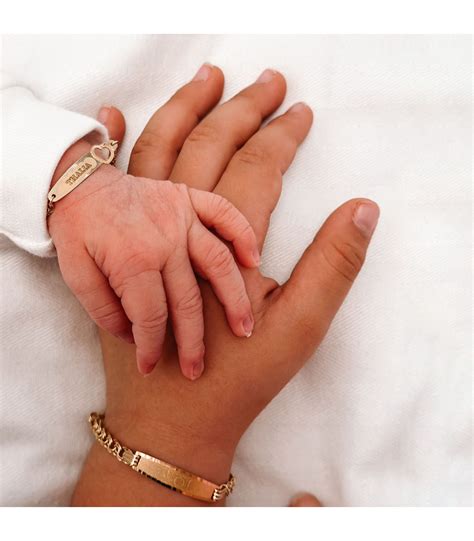 Variedad de joyas personalizadas para bebé, con esclavas, medallas y chupeteros de plata