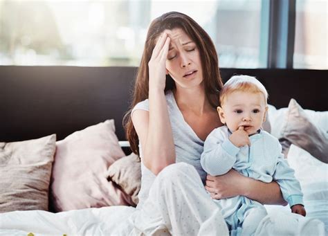 Bebé de madre con depresión mostrando sensibilidad