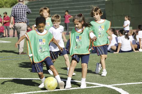 Niños participando en actividades deportivas adaptadas