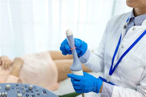 Equipo médico realizando una ecografía transvaginal