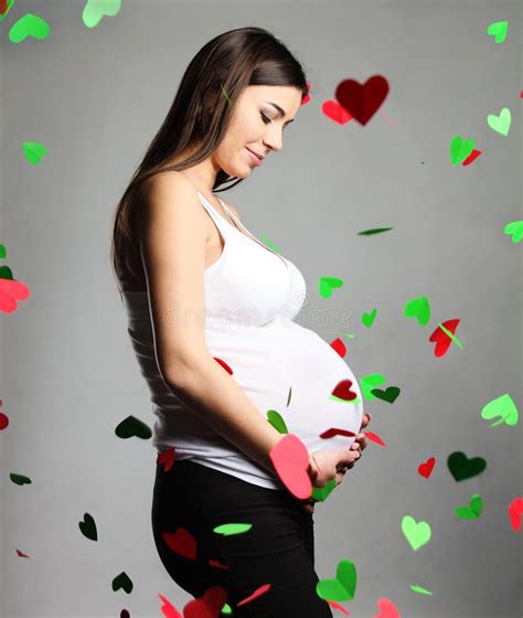 Foto de mujer embarazada feliz o de un test de embarazo positivo