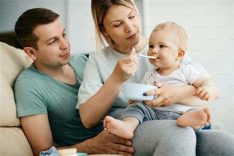 Foto de un lactante comiendo con sus padres