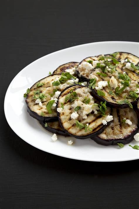 Plato de berenjenas asadas con queso feta y hierbas aromáticas
