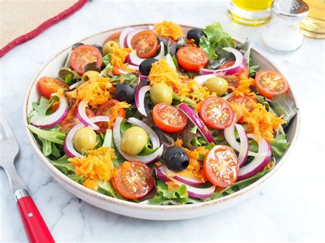 Ingredientes frescos para ensalada mediterránea