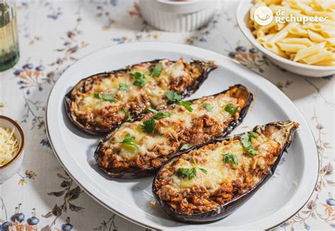 Berenjenas rellenas recién salidas del horno con queso feta gratinado