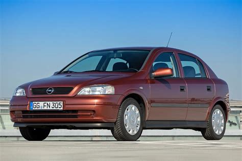 Anclajes en el maletero de un Opel Astra G, cerca de la rueda de repuesto
