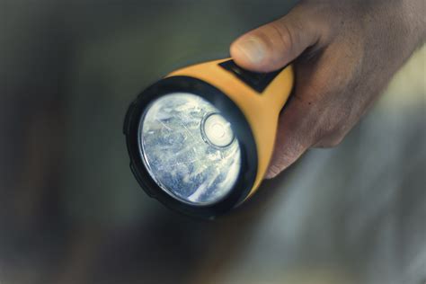 Ilustración mostrando cómo usar una linterna para estimular al feto.